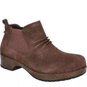 Easy Street Women's Size 9 Wide Sure thing Slip Resistant Chelsea Boots